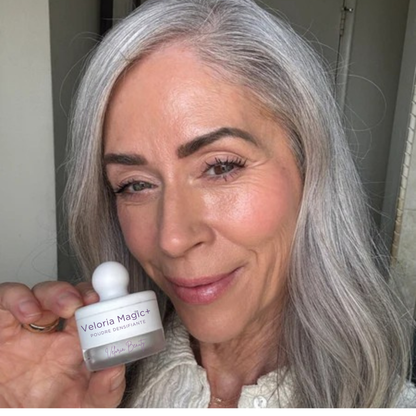 Veloria Magic+ La poudre qui redonne vie à votre ligne de cheveux — en 2 minutes.